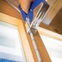 LUX Handtacker Classic beim Befestigen eines Kabels an einem Holzrahmen.