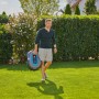 Mann trägt Gardena Mähroboter Smart Sileno Max 1.200 m² über Rasenfläche.
