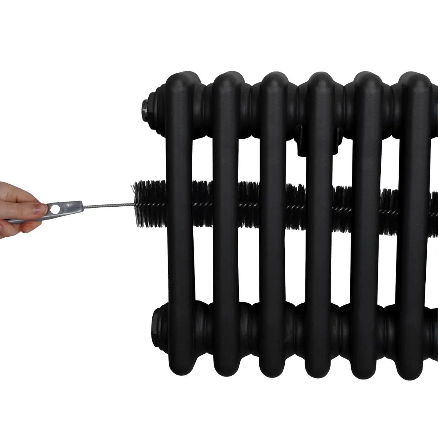 Schwarzer 3-Säulen Heizkörper (1500x562mm) wird mit einer Bürste gereinigt.