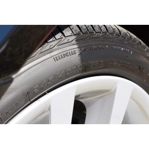 Glänzender Reifen nach Behandlung mit Dr. Wack P21S Reifen-Glanz, Autopflege.