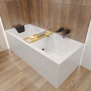 Weiße Rechteckbadewanne 180x80 cm mit Acrylschürze, Bambusablage und schwarzem Wasserhahn im modernen Bad.