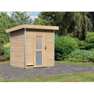Karibu Saunahaus Jorgen aus hellem Fichtenholz im Garten. Moderne Tür mit Milchglas, Flachdach. Für Wellness.