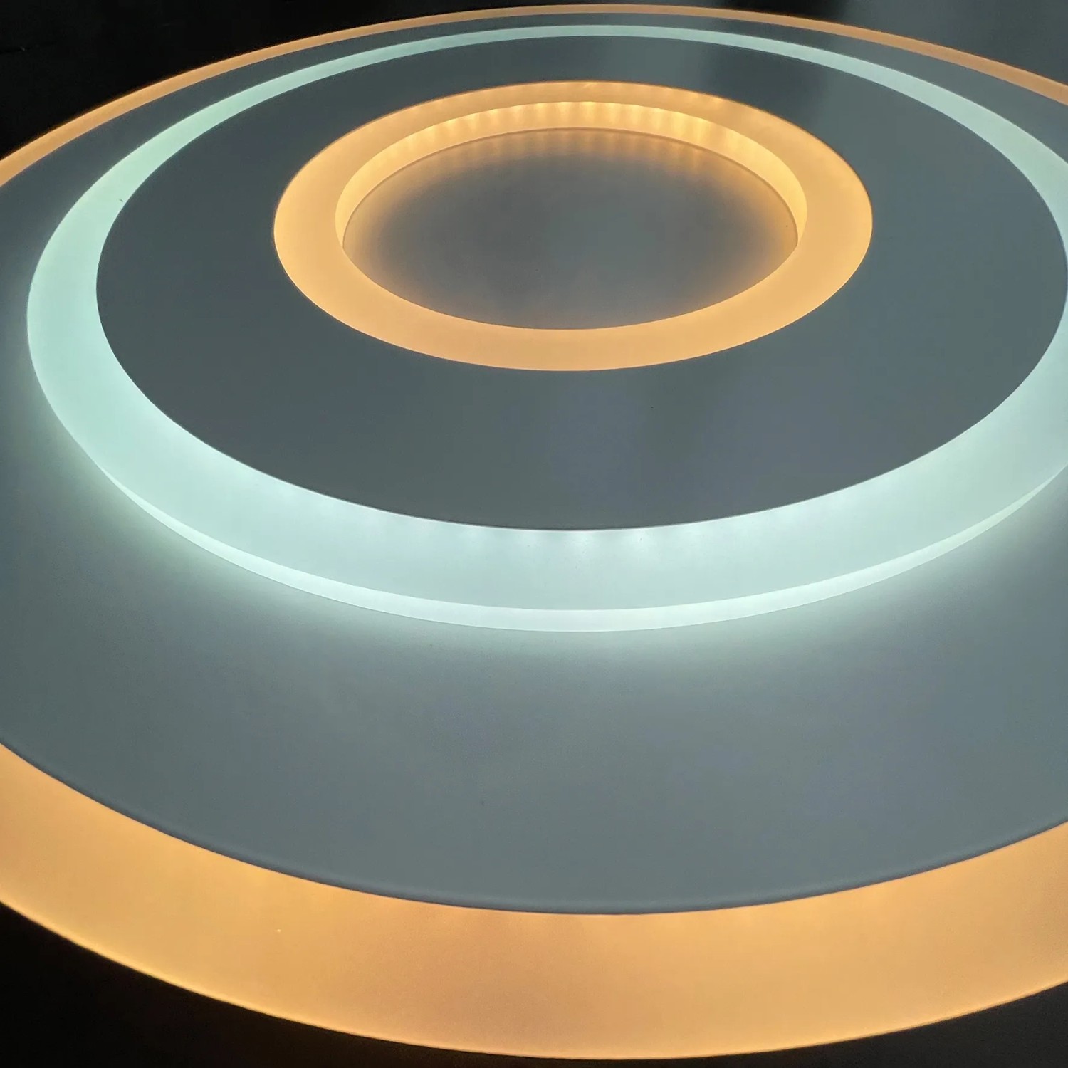 Weiße LED-Deckenleuchte Bolia von Fischer & Honsel, Ø 50 cm, mit dimmbarem Licht.