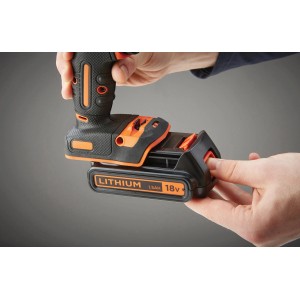 Black+Decker Akku-Schlagbohrschrauber BDCHD18K mit 18V Akku wird geladen.