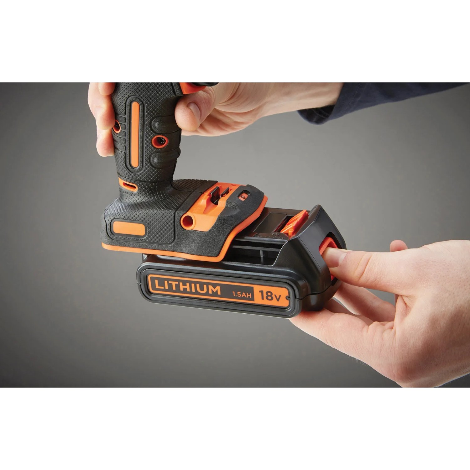 Black+Decker Akku-Schlagbohrschrauber BDCHD18K mit 18V Akku wird geladen.