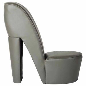 Grauer Loungesessel in Stöckelschuh-Form aus Kunstleder.