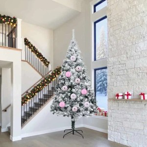 Vier rosa XXL Weihnachtskugeln, glänzend und matt, als Baumschmuck am Weihnachtsbaum.