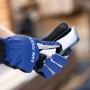 Hände mit LUX Arbeitshandschuh Tough Gr. 8 bedienen ein Smartphone.