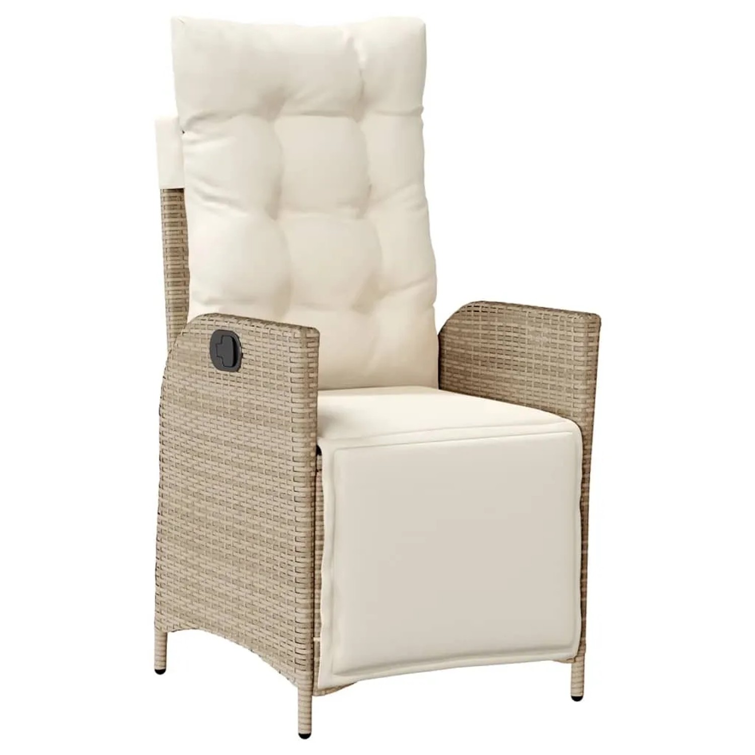 Beiger Relaxsessel aus Polyrattan mit cremeweißen Kissen für Garten & Terrasse.