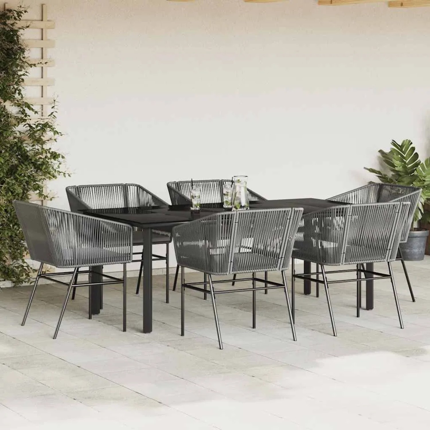 7-teilige Garten-Essgruppe vidaXL aus grauem Rattan mit schwarzem Tisch und hellgrauen Kissen.