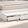 vidaXL Bettschubladen, weiß, aus Holzwerkstoff, unter einem Bett mit zwei offenen Schubladen.