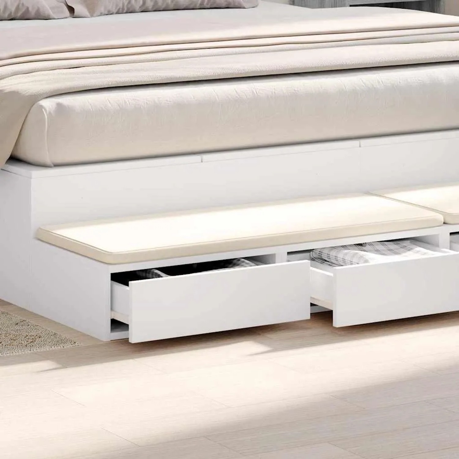 vidaXL Bettschubladen, weiß, aus Holzwerkstoff, unter einem Bett mit zwei offenen Schubladen.