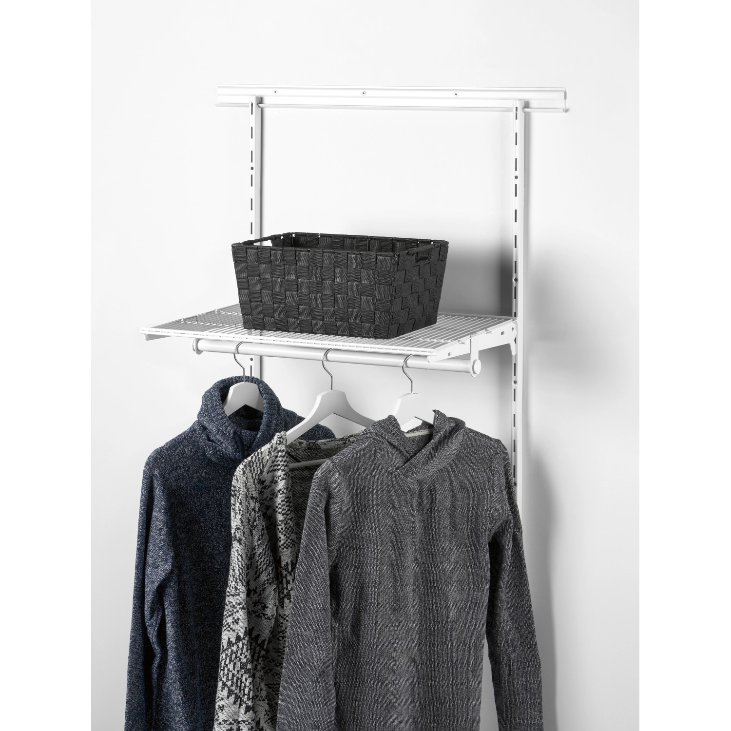 Regalsystem mit matter, weißer Metall-Kleiderstange, 60 cm, mit Kleidung und Korb.