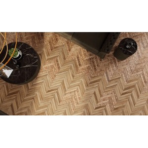 Verlegtes Feinsteinzeug in Holzoptik, 60x40 cm, im Wohnraum mit Möbeln.