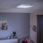 Weiße, eckige Philips Hue LED Deckenleuchte Aurelle (60x60 cm) im Wohnraum.