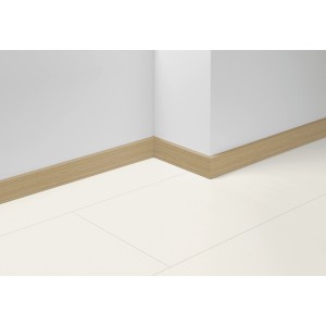 Parador Sockelleiste SL 18 D020 Eiche, 70 mm hoch, an einer weißen Wand und Boden befestigt.