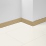 Parador Sockelleiste SL 18 D020 Eiche, 70 mm hoch, an einer weißen Wand und Boden befestigt.