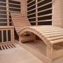 Innenansicht der Artsauna Infrarotkabine Billund mit Liegen aus Hemlockholz.