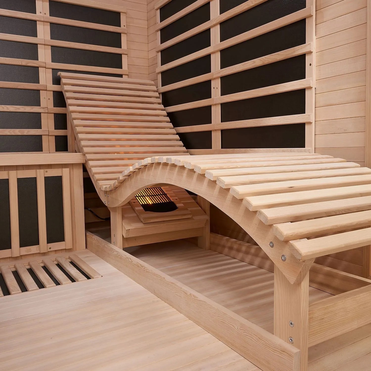 Innenansicht der Artsauna Infrarotkabine Billund mit Liegen aus Hemlockholz.