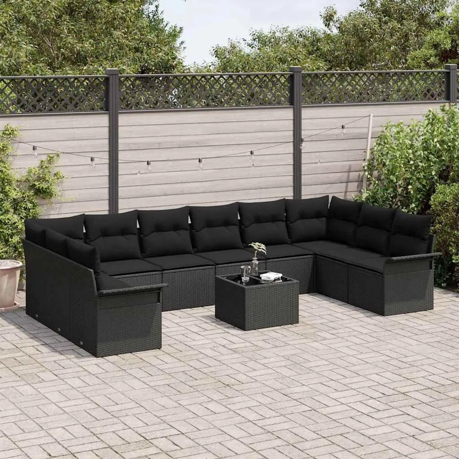 Beiges 11-tlg. Garten-Sofa-Set aus Poly Rattan mit Tisch und Kissen.