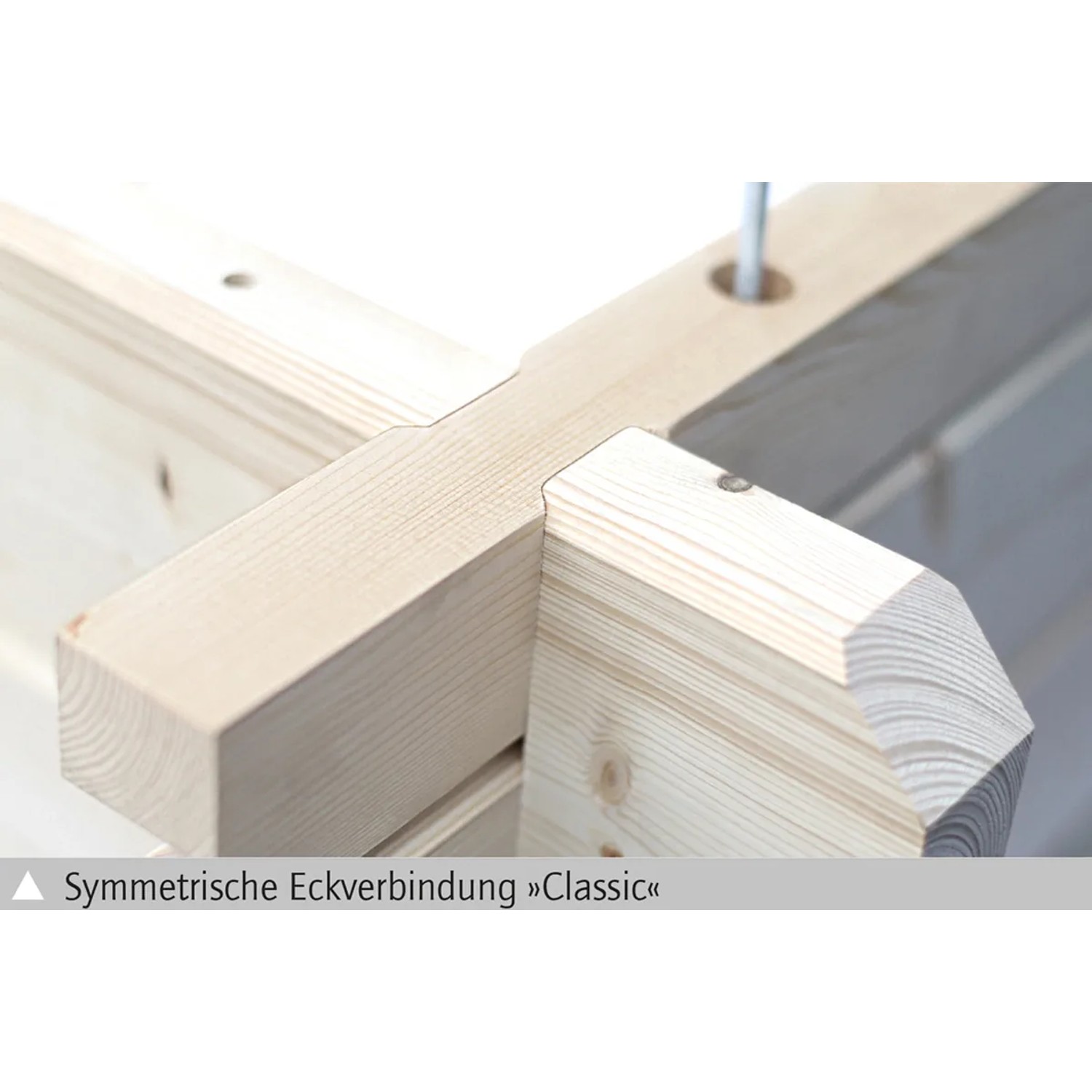 Detailaufnahme der klassischen, symmetrischen Eckverbindung des Skan Holz Gartenhauses Alicante.
