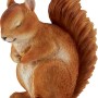 Sitzendes, hellbraunes Deko-Eichhörnchen (11x18x19 cm) aus Polyresin für Garten und Haus.