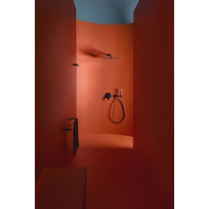 Ideal Standard Idealrain Atelier Kopfbrauseanschluss in Magnetic Grey im Duschraum.