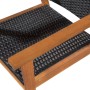 Detailansicht: Schwarzer Poly Rattan Gartenstuhl mit Armlehne aus Akazienholz.