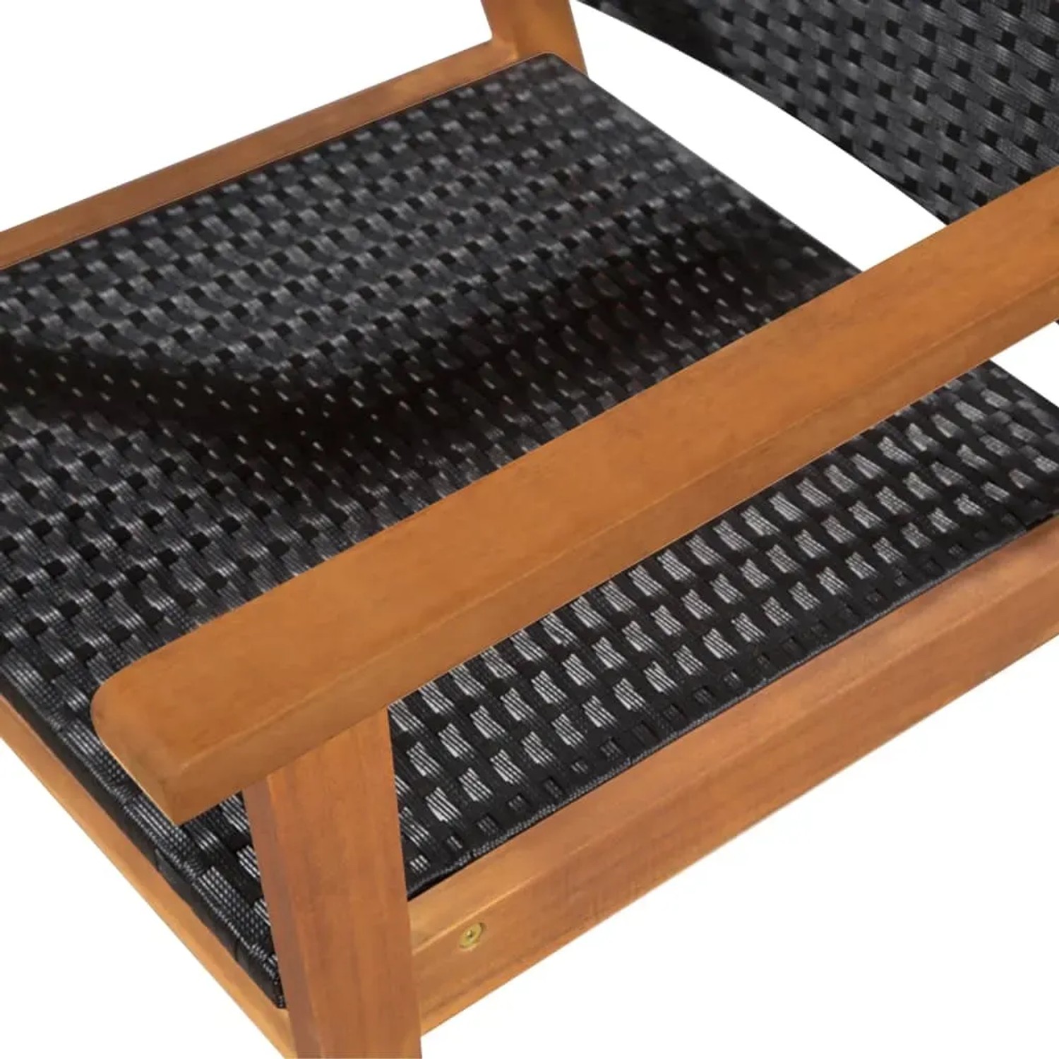Detailansicht: Schwarzer Poly Rattan Gartenstuhl mit Armlehne aus Akazienholz.