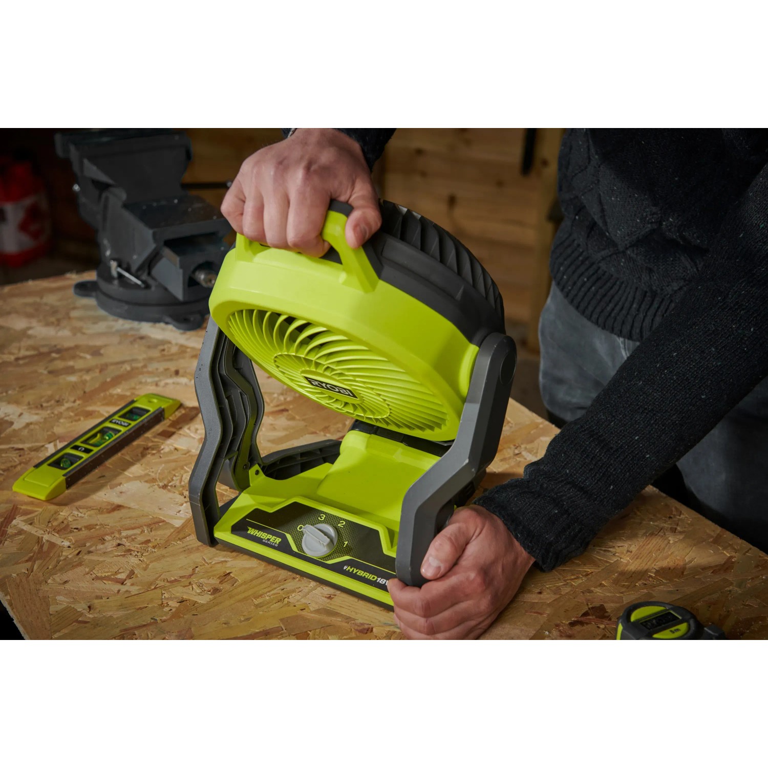Ryobi Akku-Ventilator One+ RF18-0, 18V, gelb/schwarz. Kompakter Ventilator mit drehbarem Kopf und Geschwindigkeitsregler.