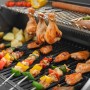 Taino Platinum Yamara Gasgrill mit Hähnchen, Würstchen und Gemüse-Fleischspießen auf dem Grillrost.