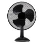 Schwarzer Tischventilator, Ø 30 cm, mit Metallschutzgitter und drei Rotorblättern.