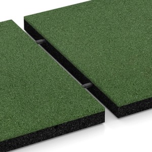 Grüne WARCO Fallschutzplatte 50x50 cm, verbunden mit Steckverbindern. Ideal für Spielplätze.