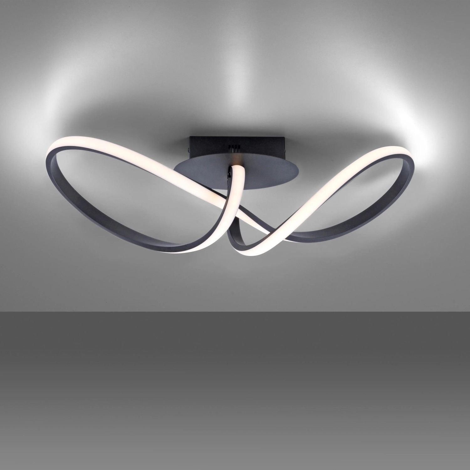 Moderne LED-Deckenleuchte Maria von Just Light, 61x24,5 cm, in Schwarz mit geschwungenem Design.