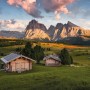 Vlies Fototapete Dolomitentraum 450x280 cm mit Berghütte und Bergpanorama.