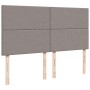 Boxspringbett Kopfteil in Taupe mit Holzfüßen. Gepolstertes Stoffdesign für Betten.