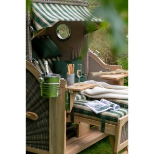 GarWoh Strandkorb Rantum Grande Teak mit Bullauge und grün-weiß gestreiftem Bezug.