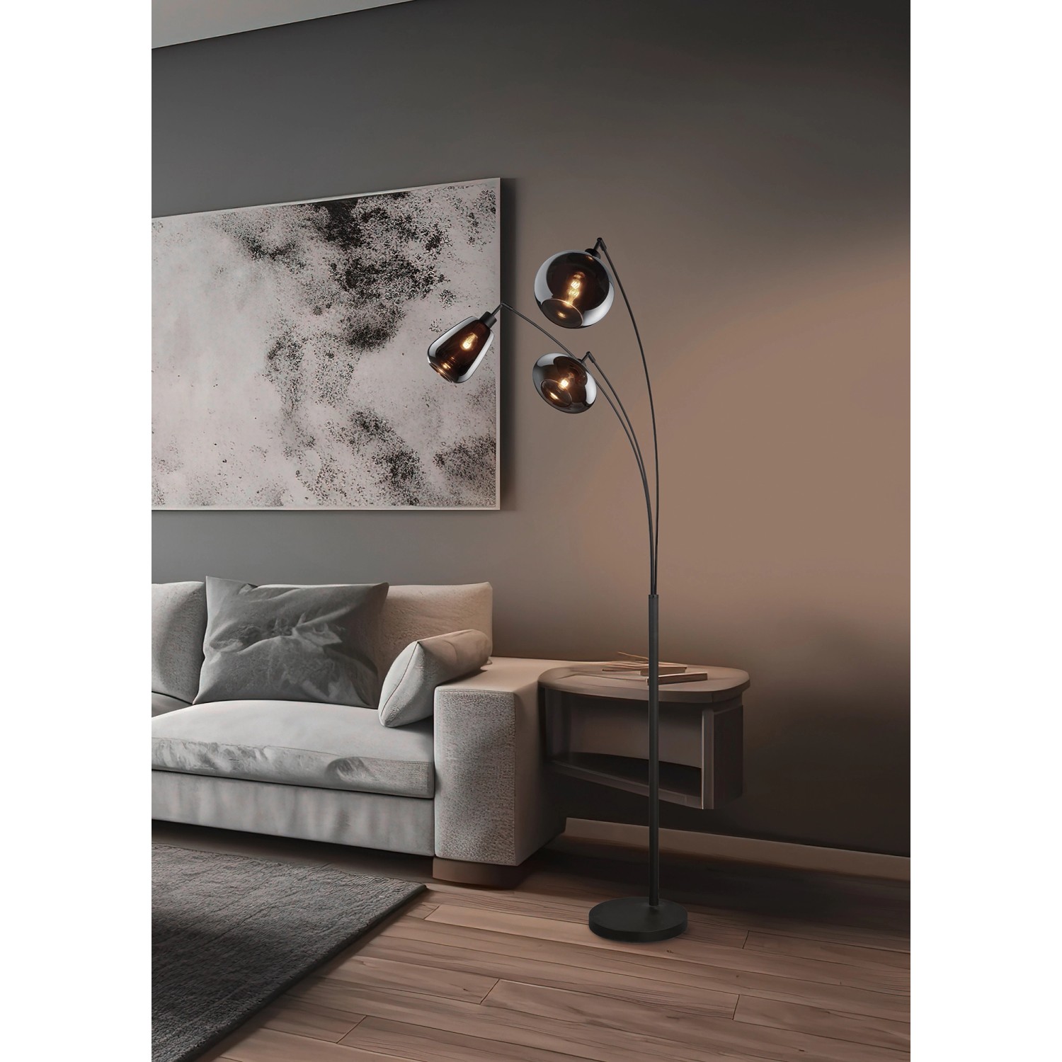 Schwarze, 3-flammige Trio Stehleuchte Lumina mit Chrom-Glasschirmen im Wohnzimmer.