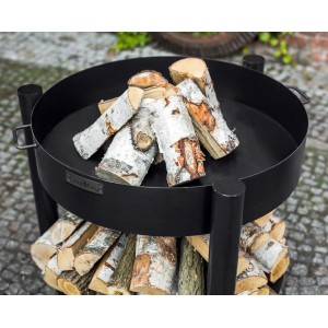Schwarze CookKing Feuerschale Montana mit Holzlager, Ø 80 cm, gefüllt mit Holz.