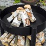 Schwarze CookKing Feuerschale Montana mit Holzlager, Ø 80 cm, gefüllt mit Holz.