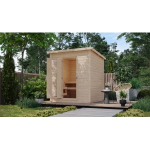 Karibu Saunahaus Arvi 2 Set mit Ofen, naturbelassen, mit geöffneter Tür und Saunabänken im Garten.