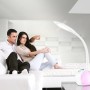 Weiße LED-Tischleuchte Tarron von Globo, flexible Schreibtischlampe mit Farbwechsler.