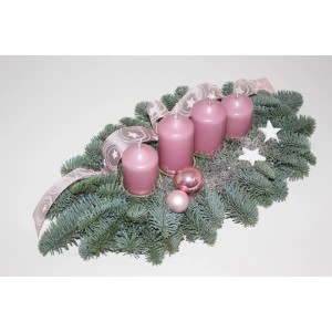 Adventsgesteck mit 4 altrosa Kerzen, Tannengrün, Schleifenband und Deko-Elementen.