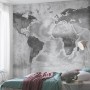 Komar Vlies Fototapete Concrete World, 500x250cm, Weltkarte in Betonoptik im Schlafzimmer.