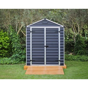 Graues Palram Canopia Gerätehaus Skylight 185x229cm im Garten.
