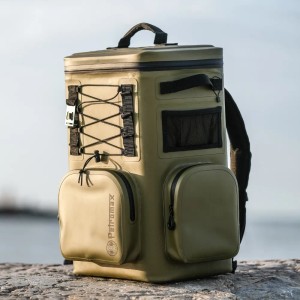 Petromax Kühlrucksack, 7 l, grau. Isoliert Getränke & Speisen bis zu 8 Tage. Mit Tragegriffen, Taschen und Spanngummis.