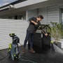 AVA Evolution P60 Hochdruckreiniger im Einsatz auf einer Holzterrasse. Inkl. Lanze, Pistole und Schlauch.