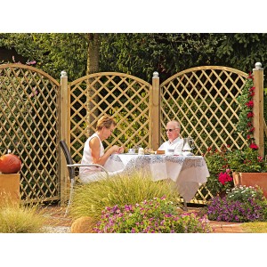 Szene mit T & J Bogen-Rankzaun (180x180/160cm, grün) im Garten, Paar beim Essen.