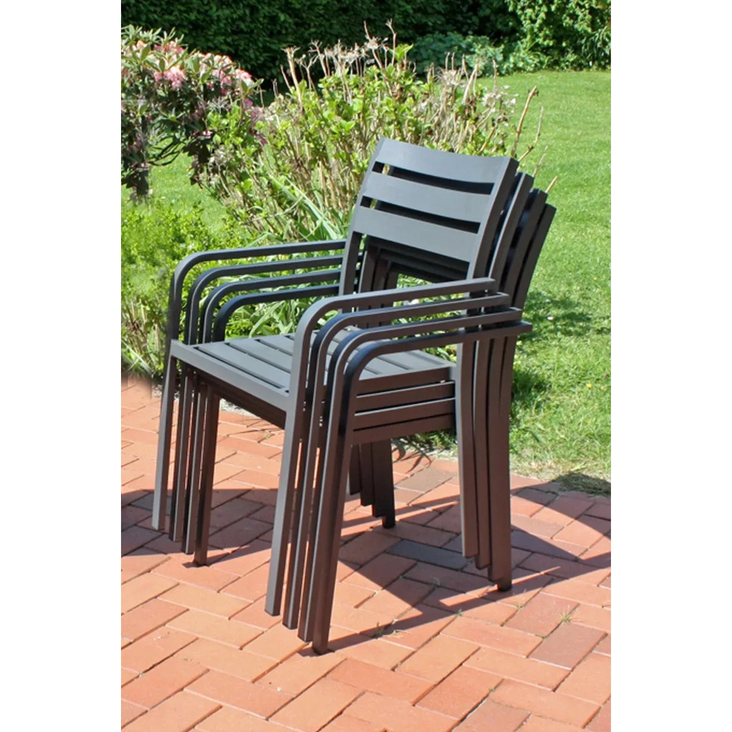 4er-Set Gartenstühle Treviso in Anthrazit, stapelbar, aus Aluminium für Terrasse und Garten.