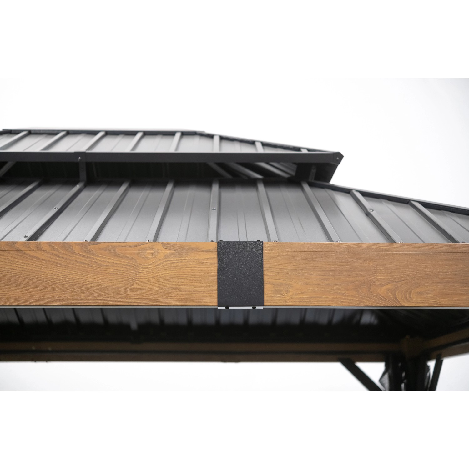 Detailansicht Sojag Pavillon Fontana mit doppeltem Stahldach und Holzoptik